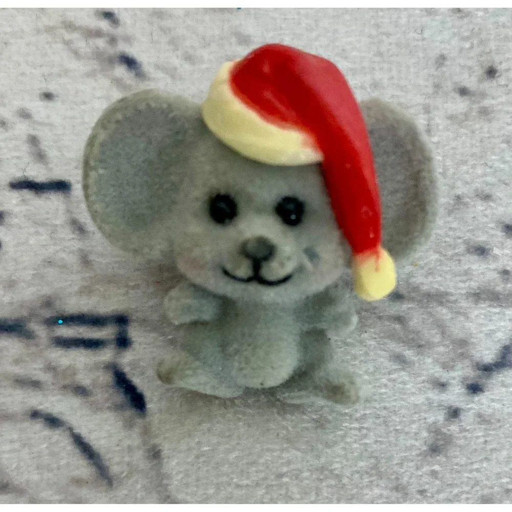 Vintage Russ Flocked Gray Mouse In Santa Hat‎ Holiday Christmas Lapel Pin